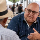 Fernando Alexis conversa con un hombre de espaldas durante una recreación de la Feria del Libro de Cali