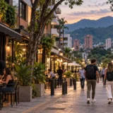 Recreacion de turistas caminando por una zona de restaurantes en Medellin