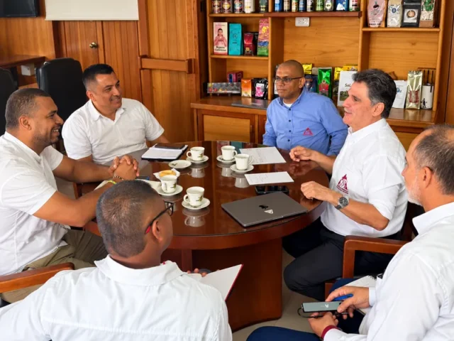 Esneyder Gomez Salamanca y Roberto Castrillon Simmonds reunidos con equipos de trabajo del sector cafetero del Cauca