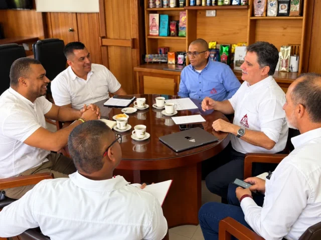 Esneyder Gomez Salamanca y equipo del Comite de Cafeteros del Cauca durante reunion de trabajo