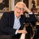 Mario Fernando Prado sentado al piano en homenaje a su trayectoria