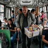 Ilustracion de Mario Gil Vallejo vendedor con discapacidad visual ofreciendo dulces en un bus de Cali