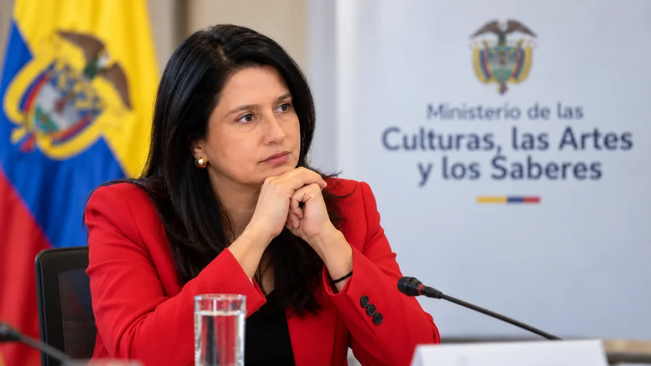 Paola Holguín durante una reunión del Ministerio de las Culturas