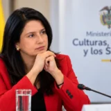 Paola Holguín durante una reunión del Ministerio de las Culturas