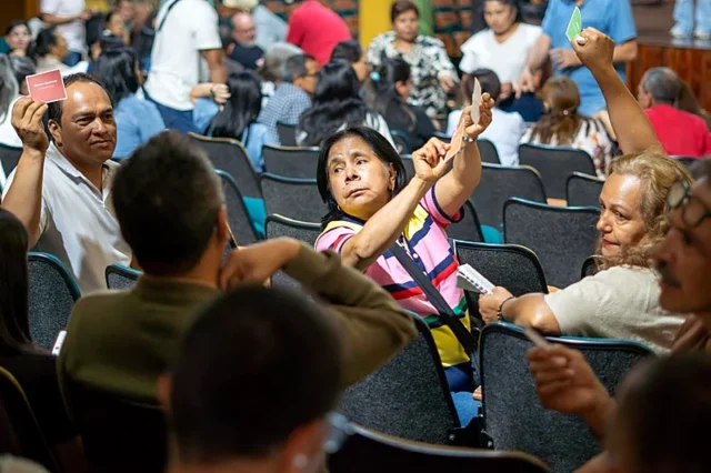 Esneyder Gomez Salamanca y equipo del Comite de Cafeteros del Cauca durante reunion de trabajo