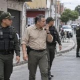 Escena ilustrativa de un hombre con radio junto a policias durante un operativo de seguridad