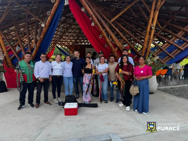 Líderes comunitarios participan en encuentro sobre gestión del riesgo y actividad del volcán Puracé.