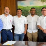 Esneyder Gomez Salamanca y Roberto Castrillon Simmonds en reunion con representantes del sector cafetero del Cauca