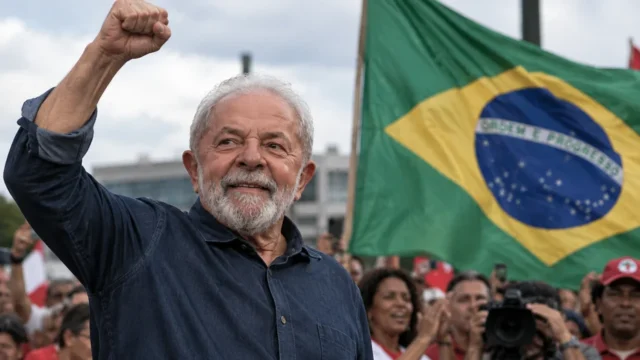Representacion de Lula con el puño levantado frente a una bandera de Brasil