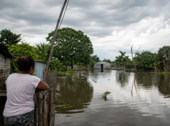 Mujer observa inundación en vivienda rural de La Mojana