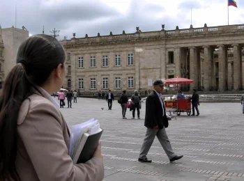 Mujer con documentos observa plaza política en Bogotá