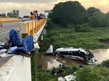 Dos muertos y 20 heridos deja accidente de bus