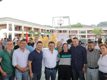 Gobernador entrega mobiliario para 5.700 estudiantes en Quilichao