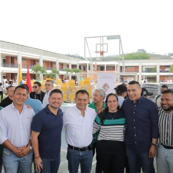 Gobernador entrega mobiliario para 5.700 estudiantes en Quilichao