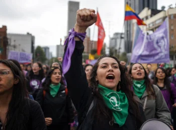 Mujeres marchan en una movilización por la igualdad y la participación política en Colombia.