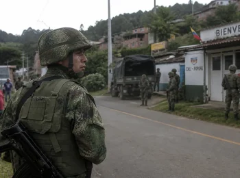 Presencia militar en vía rural del Cauca