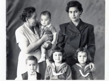 Retrato familiar de Gloria y Ruth Cepeda junto a varios niños