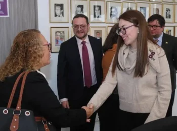 Ministra del Trabajo y representantes de trabajadoras domésticas durante encuentro sobre el salario mínimo de 2027 en Colombia.
