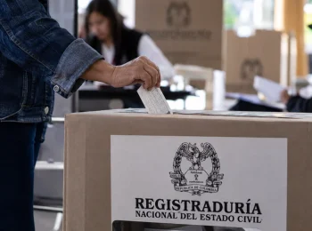 Ciudadano deposita su voto en urna electoral durante una escena ilustrativa de elecciones en Colombia