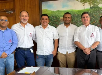 Esneyder Gomez Salamanca y Roberto Castrillon Simmonds en reunion con representantes del sector cafetero del Cauca
